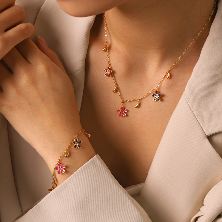Colliers pendentifs pour femmes Daily Flower en acier inoxydable étanche couleur or avec zircon