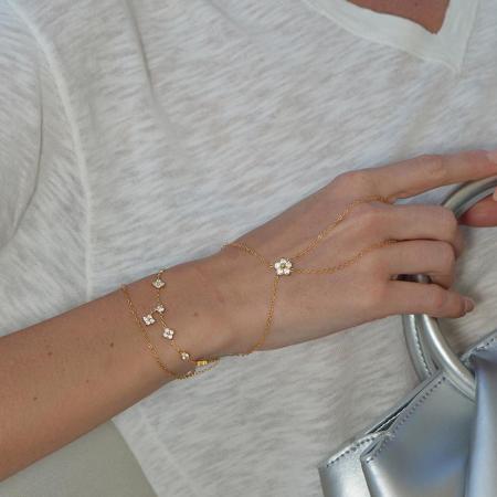 Chaîne de main élégante pour femme, en acier inoxydable, étanche, couleur or, ornée d'un trèfle et de zircon.