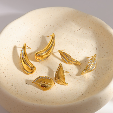 Boucles d'oreilles puces pour femmes en acier inoxydable doré, imperméables, en forme de feuille et ornées de strass, en forme de goutte.