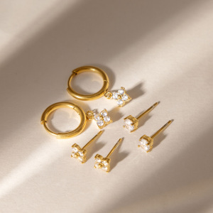 Boucles D'Oreilles Pour Femmes Simple Clover En Acier Inoxydable Étanche Couleur Or Avec Zircon h5 Image3