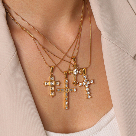 Colliers pendentifs pour femmes Simple Series Daily Cross en acier inoxydable étanche couleur or avec zircon