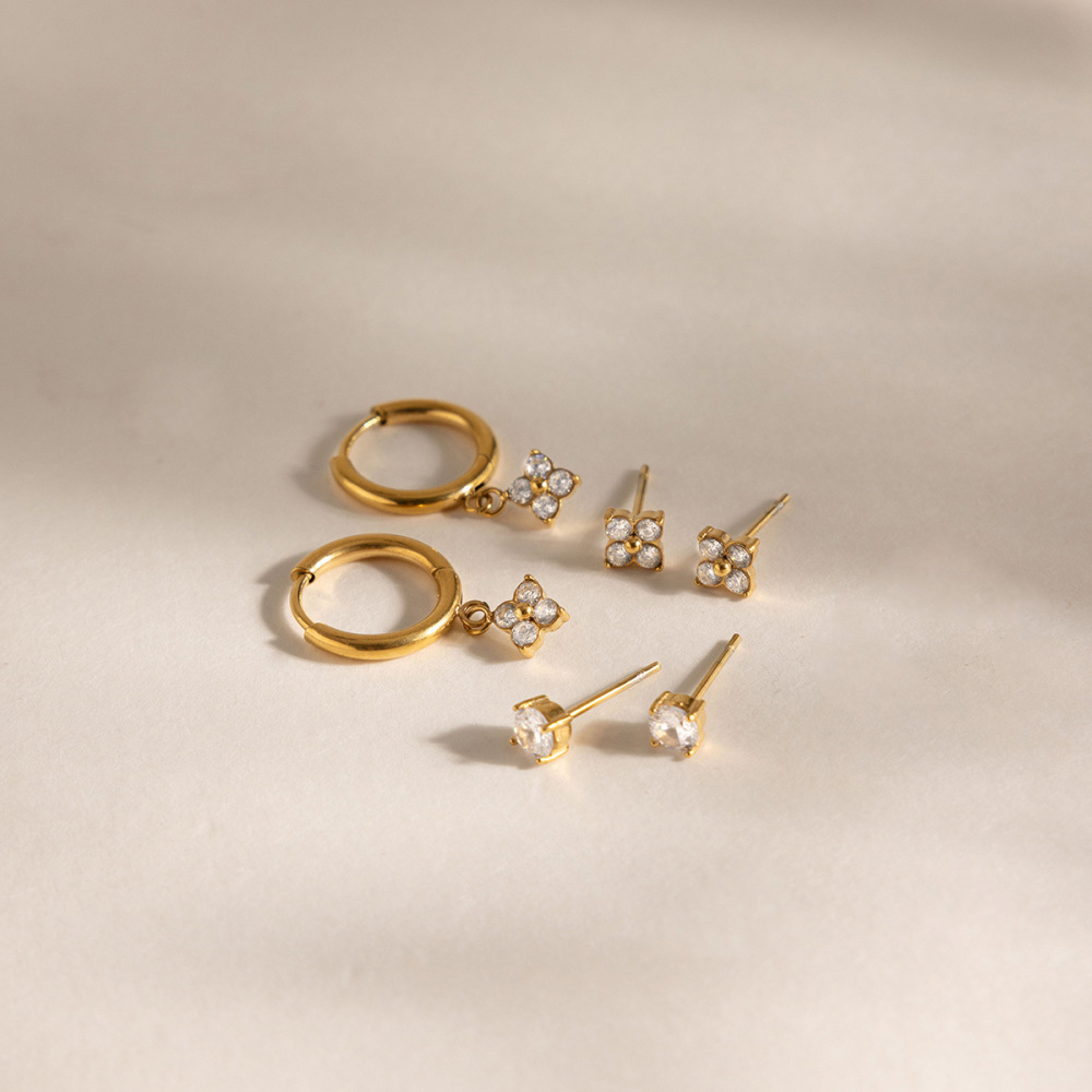 Boucles D'Oreilles Pour Femmes Simple Clover En Acier Inoxydable Étanche Couleur Or Avec Zircon Image4