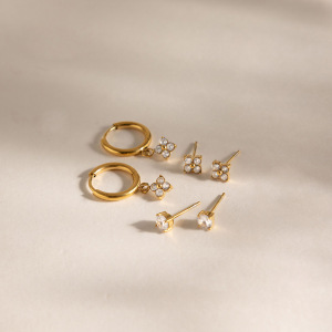 Boucles D'Oreilles Pour Femmes Simple Clover En Acier Inoxydable Étanche Couleur Or Avec Zircon h5 Image4