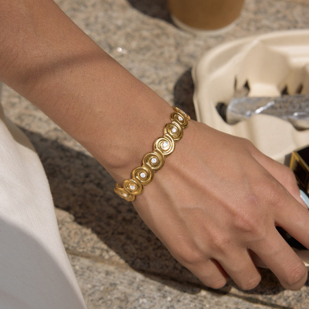Bracelet manchette femme en acier inoxydable doré, orné d'un patchwork mignon et luxueux. 2