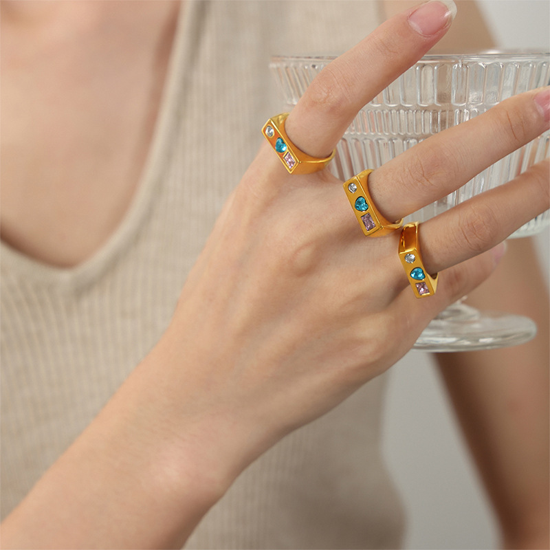 Bague Chevalière Simple En Acier Inoxydable Étanche Couleur Or Avec Zircon, En Forme De Cœur Image3