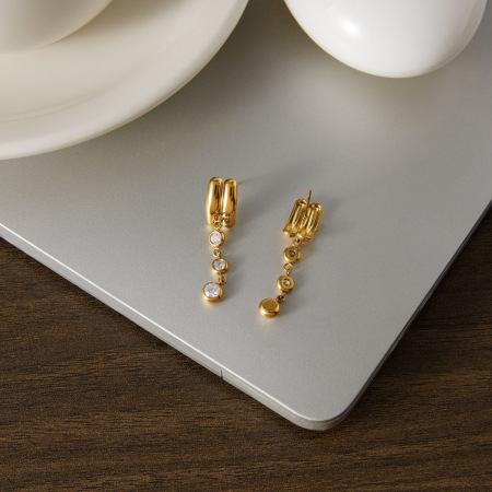 Boucles d'oreilles pendantes pour femme, en acier inoxydable imperméable, couleur or, avec pompon simple et zircon. 2