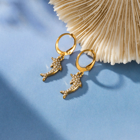 Boucles d'oreilles pendantes pour femme, style océanique, en acier inoxydable, étanches, couleur or, avec zircon et motif dauphin mignon 2