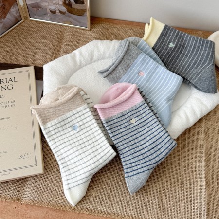 Chaussettes mi-mollet à rayures basiques et broderie cœur color block