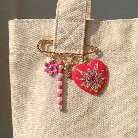 Broches en alliage en forme de cœur avec fleurs douces 2