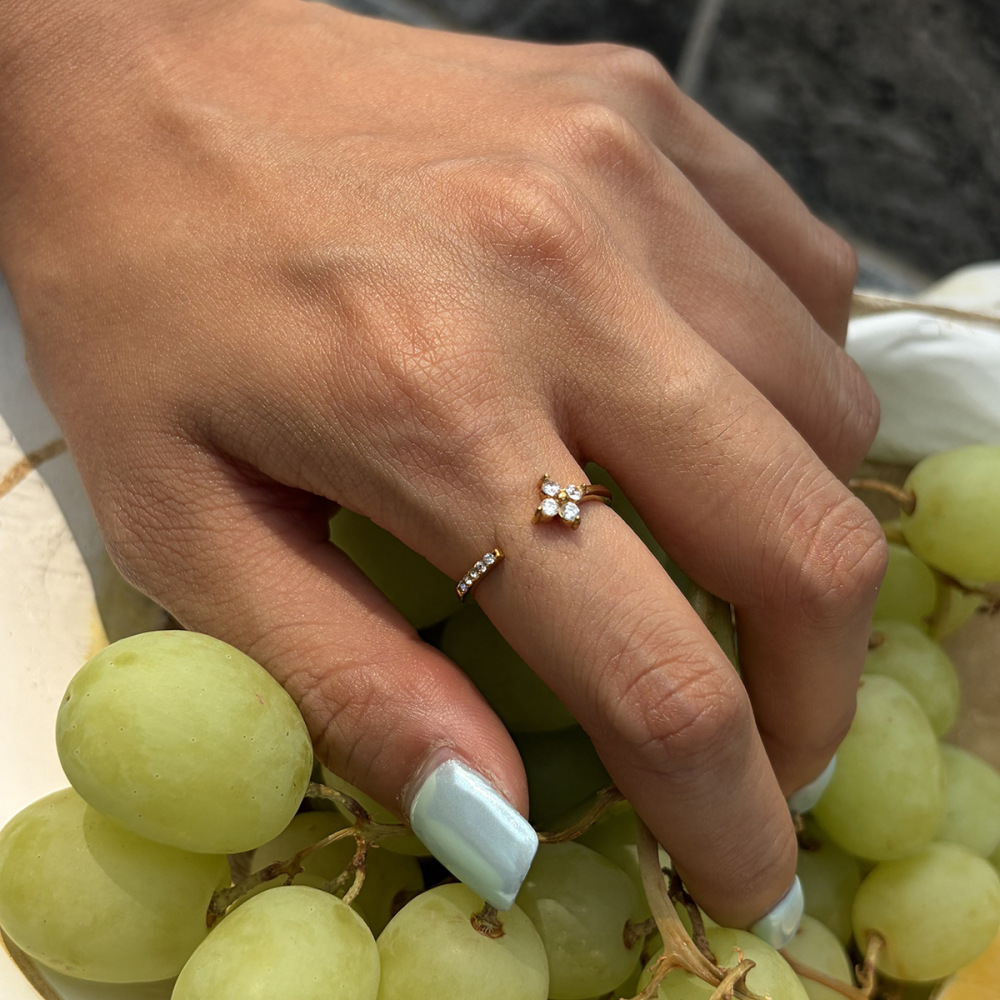Bagues Pour Femmes Simple Clover En Acier Inoxydable Étanche Couleur Or Avec Zircon Et Pierre Précieuse Image2