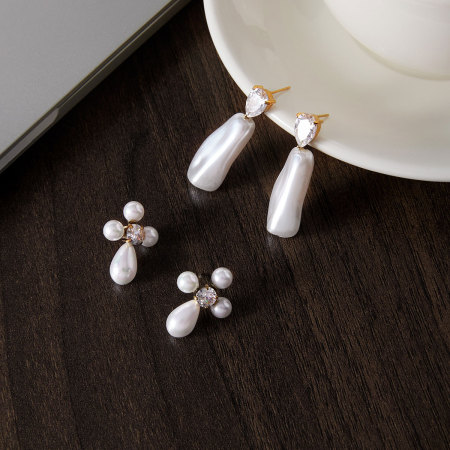 Boucles d'oreilles puces élégantes en acier inoxydable doré, imperméables et ornées de perles artificielles, représentant une croix.