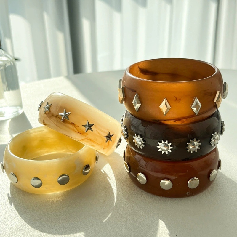 Bracelets Pour Femmes En Résine À Rivets Punk Image2