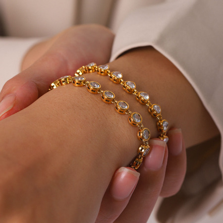 Bracelet chaîne femme en acier inoxydable imperméable couleur or avec zircon, orné d'un cœur, idéal au quotidien.