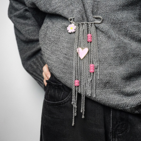 Broches en alliage en forme de cœur à pompon et fleur