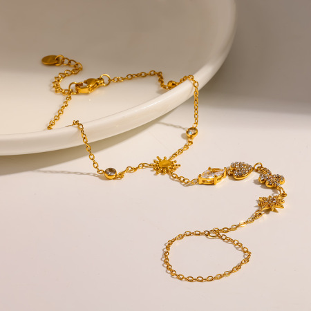 Chaîne de poignet élégante et luxueuse en acier inoxydable doré, motif cœur et étoile, ornée d'un serpent.
