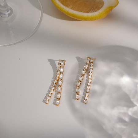 Boucles d'oreilles pendantes luxueuses pour femmes, en acier inoxydable imperméable, couleur or, ornées de zircon et d'un pompon. 2