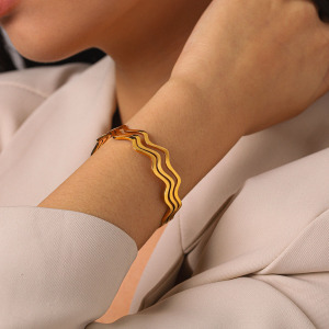 Bracelets Manchettes Pour Femmes Simple Series Daily Lines En Acier Inoxydable Étanche Couleur Or h5 Image5