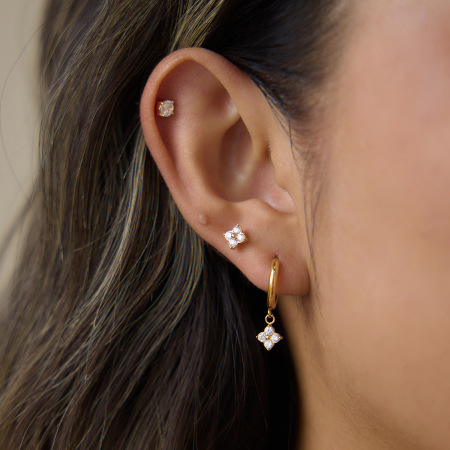 Boucles d'oreilles pour femmes Simple Clover en acier inoxydable étanche couleur or avec zircon
