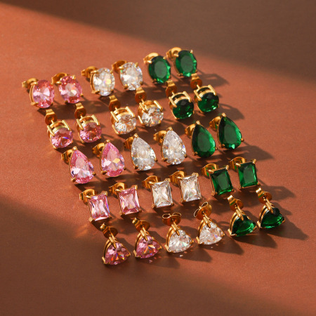 Boucles d'oreilles puces pour femmes, en acier inoxydable imperméable, couleur or, en forme de cœur et d'ellipse, ornées de zircon, représentant une goutte d'eau. Elles sont luxueuses et élégantes. Elles sont serties de zircon.