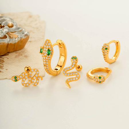 Boucles d'oreilles piercing femme, motif serpent simple, couleur cuivre doré et zircon.