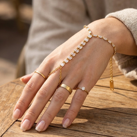 Chaîne de main élégante pour femme, en acier inoxydable étanche, couleur or et zircon.