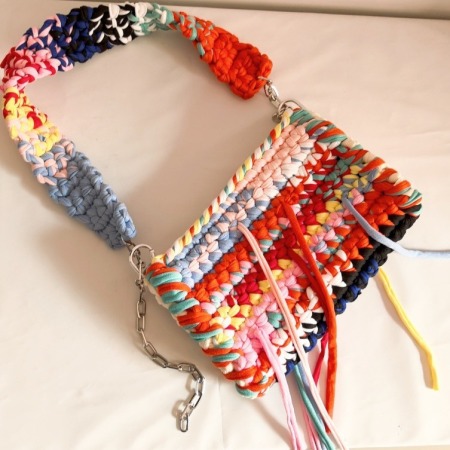 Sacs bandoulière femme style streetwear à pompons tissés et couleurs assorties