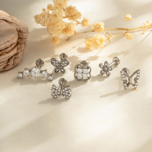 Boucles D'Oreilles Piercing Femme En Acier Inoxydable Étanche, Ornées D'Un Nœud Papillon Et De Zircon Doré, Avec Motif Floral Simple. h5 Image5