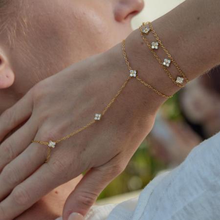 Chaîne de main élégante pour femme, en acier inoxydable, étanche, couleur or, ornée d'un trèfle et de zircon.