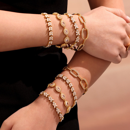 Bracelet chaîne femme luxueux en acier inoxydable, étanche, couleur or, orné de zircon et d'un motif floral circulaire. 2