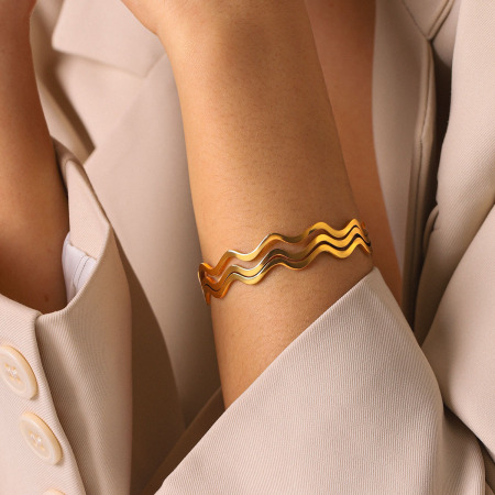 Bracelets manchettes pour femmes Simple Series Daily Lines en acier inoxydable étanche couleur or 2