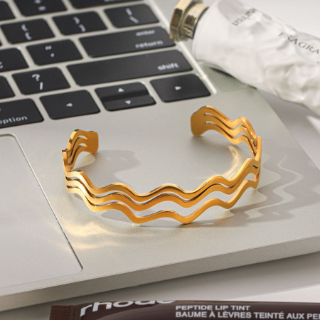 Bracelets manchettes pour femmes Simple Series Daily Lines en acier inoxydable étanche couleur or