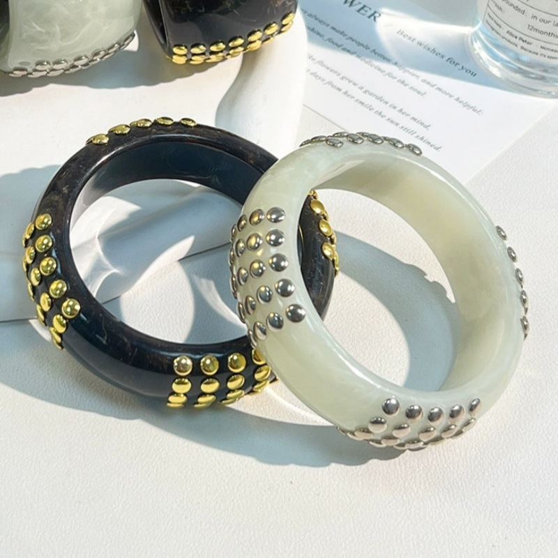 Bracelets Pour Femmes En Résine À Rivets Punk Image2