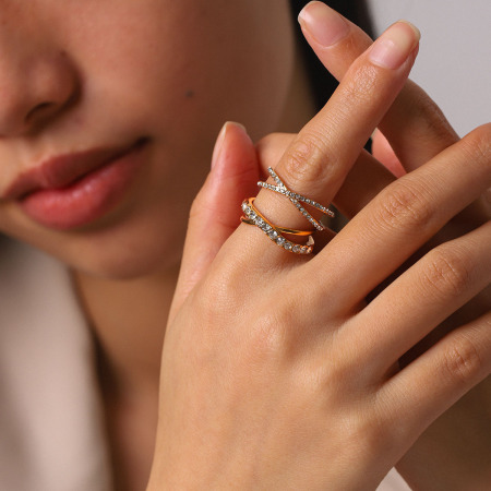 Bagues pour femmes en acier inoxydable doré, étanches et serties de zircon, ornées de pierres précieuses, pour un usage quotidien. 2