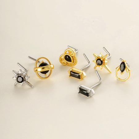 Piercing de nez pour femme, motif cœur simple, couleur cuivre doré et zircon.