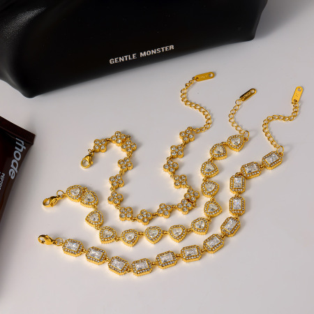 Bracelet chaîne femme luxueux en acier inoxydable doré avec zircon, orné d'un cœur rectangulaire et d'une armure 3/4.