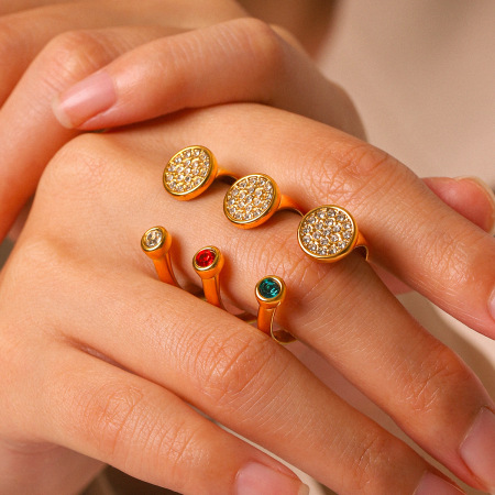 Bagues pour femmes en acier inoxydable étanche couleur or avec zircon et lignes circulaires simples pour le quotidien