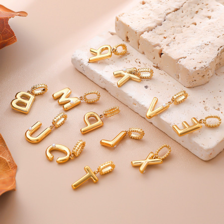 Pendentifs Simple Series Daily Letter en acier inoxydable étanche couleur or 2