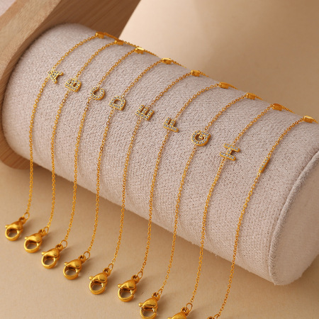 Bracelet à breloques pour femme, simple, quotidien, en acier inoxydable, étanche, couleur or, zircon, avec lettre quotidienne.