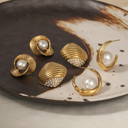 Boucles d'oreilles puces élégantes pour femmes, en acier inoxydable imperméable, couleur or, forme irrégulière, strass et perle.