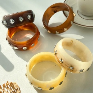 Bracelets Pour Femmes En Résine À Rivets Punk h5 Image3