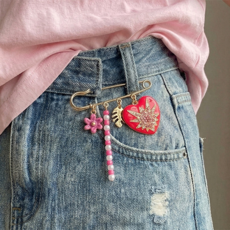 Broches en alliage en forme de cœur avec fleurs douces