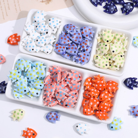 1 perle de bijou en céramique représentant un joli poisson