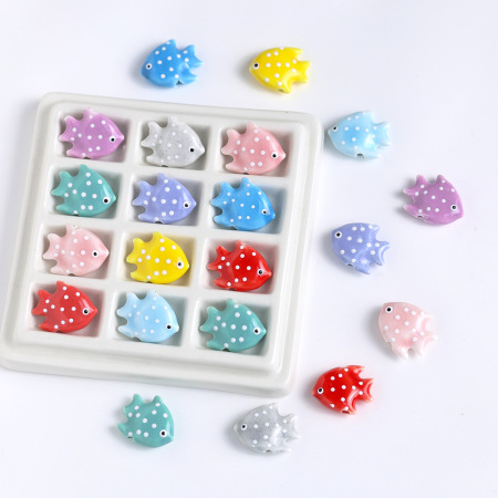 1 perle de bijou en céramique représentant un joli poisson