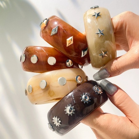 Bracelets pour femmes en résine à rivets punk