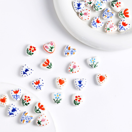 1 perle en céramique en forme de cœur et de fleur douce