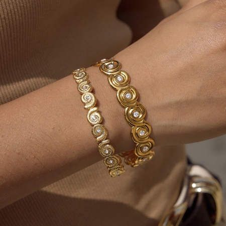 Bracelet manchette femme en acier inoxydable doré, orné d'un patchwork mignon et luxueux.