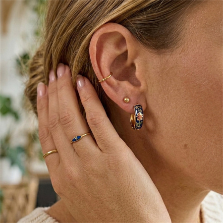 Boucles d'oreilles créoles élégantes en acier inoxydable doré, style classique, avec motif floral.