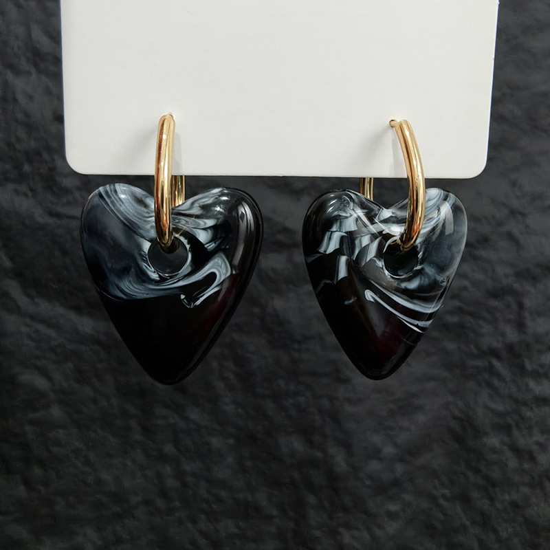 Boucles D'Oreilles Créoles Pour Femmes, Style Rétro, En Acrylique Doré, Dégradé De Couleurs, Avec Cœur. Collection Simple. Image2