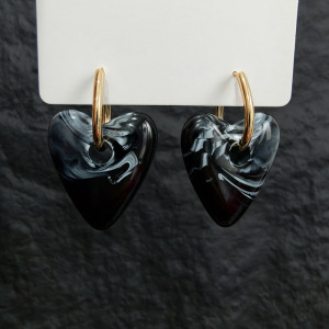 Boucles D'Oreilles Créoles Pour Femmes, Style Rétro, En Acrylique Doré, Dégradé De Couleurs, Avec Cœur. Collection Simple. h5 Image2