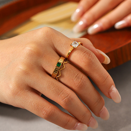 Bague pour femme en acier inoxydable doré, ornée de zircon, avec lignes rondes unies, couleur unie, style luxueux et simple, idéale pour un usage quotidien. 2